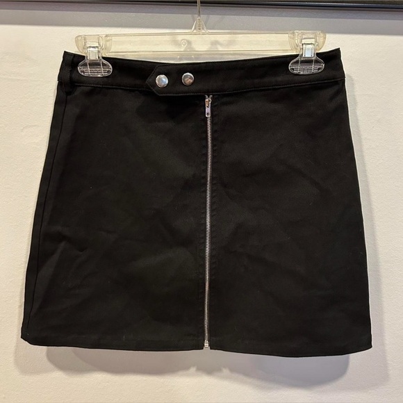 The Alley Chicago Dresses & Skirts - Black mini skirt with zipper front
